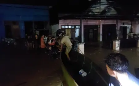 Banjir Terparah di Pesisir Probolinggo: Warga Gotong Royong Selamatkan Lansia dan Anak
