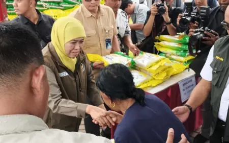 Jaga Stabilitas Pangan Jelang Ramadan, Khofifah Kunjungi Pasar Murah di Jember