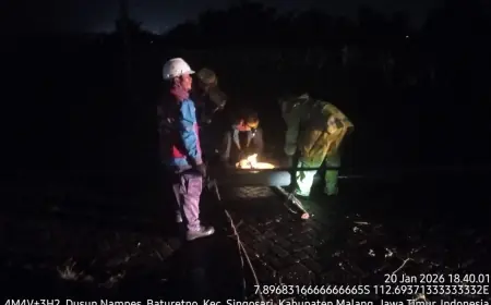 Pohon Raksasa Tumbang Tutup Akses Ponpes PIQ Singosari Malang