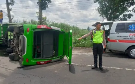 Minibus Rombongan Santri Terguling dan Tabrak Truk Parkir di Tulungagung, Sopir Luka Berat