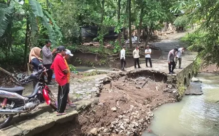 Diterjang Banjir, Jalur Alternatif Sabuk Dam di Binangun Blitar Terputus