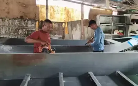 Pulau Jawa Dikepung Banjir, Perajin Perahu Paralon di Lamongan Banjir Pesanan