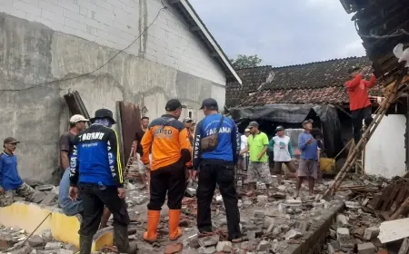 Cuaca Ekstrem di Situbondo, Rumah Warga Ambruk Timpa Ibu dan Anak