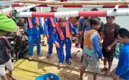 Cuaca Buruk, Perahu Nelayan di Gresik Terbalik, 5 ABK Selamat