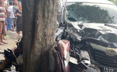 Diduga Ugal-ugalan, Minibus di Jombang Tabrak Enam Sepeda Motor, Satu Tewas
