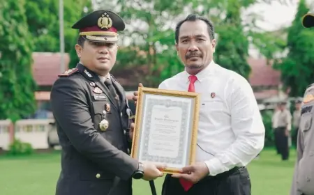 Tanda Kehormatan Satyalancana Pengabdian Disematkan bagi 61 Personel Polres Jombang