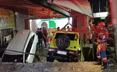 Lahan Parkir Restoran di Surabaya Ambrol, Dua Mobil Terperosok ke Sungai