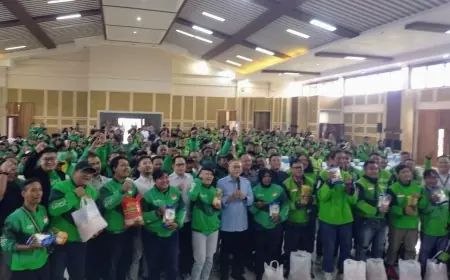 Menko Zulhas Bagi-bagi Sembako di Bulog Surabaya, Stok Beras Diklaim Aman hingga Ramadan