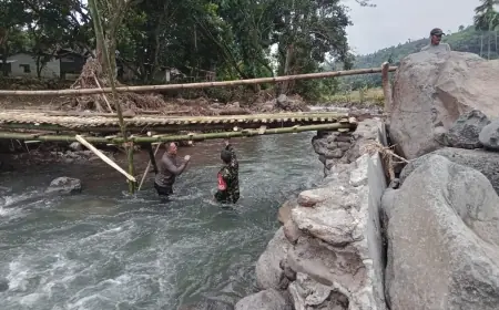 Aparat Gabungan dan Warga Jatibanteng Situbondo Bangun Jembatan Darurat Pascabanjir Bandang