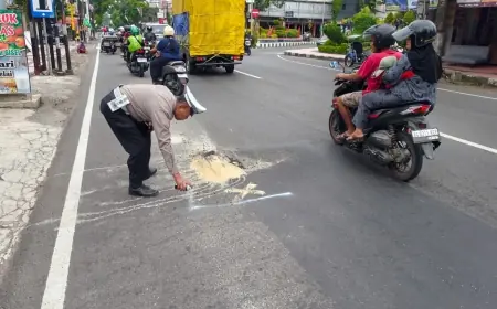 Jelang Operasi Keselamatan, Satlantas Blitar Kota Tandai Jalan Rusak untuk Cegah Kecelakaan