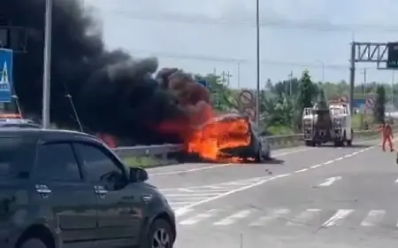 BMW Terbakar di Gerbang Tol Belahanrejo Gresik, Ada Suara Ledakan di Kap Mesin