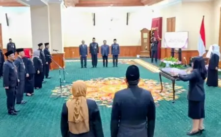 Khofifah Lantik 7 Pejabat Eselon II Pemprov Jatim, Sinyal Penyegaran Birokrasi dan Isyarat Putaran Kedua