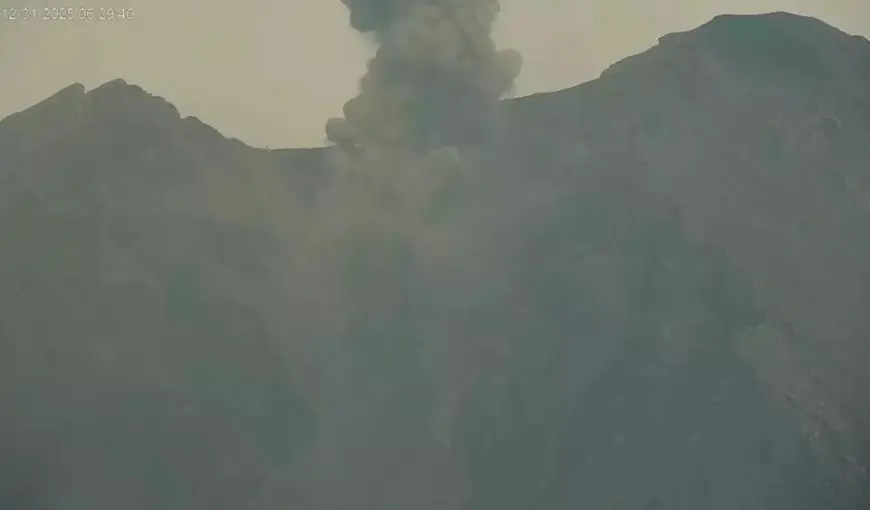 Status Siaga, Gunung Semeru Kembali Erupsi di Awal Tahun 2026
