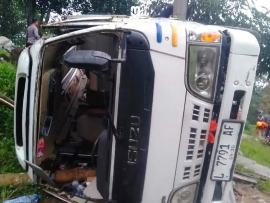 Diduga Rem Blong, Elf Berpenumpang 16 Orang Terbalik di Jalur Ekstrem Pacet