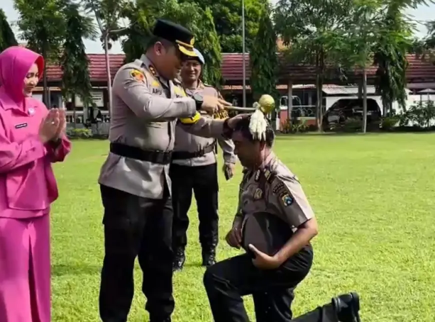 Siraman Air Kembang Warnai Upacara Kenaikan Pangkat 88 Personel Polres Jombang