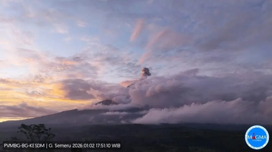 Gunung Semeru Erupsi, Kolom Abu Capai 900 Meter