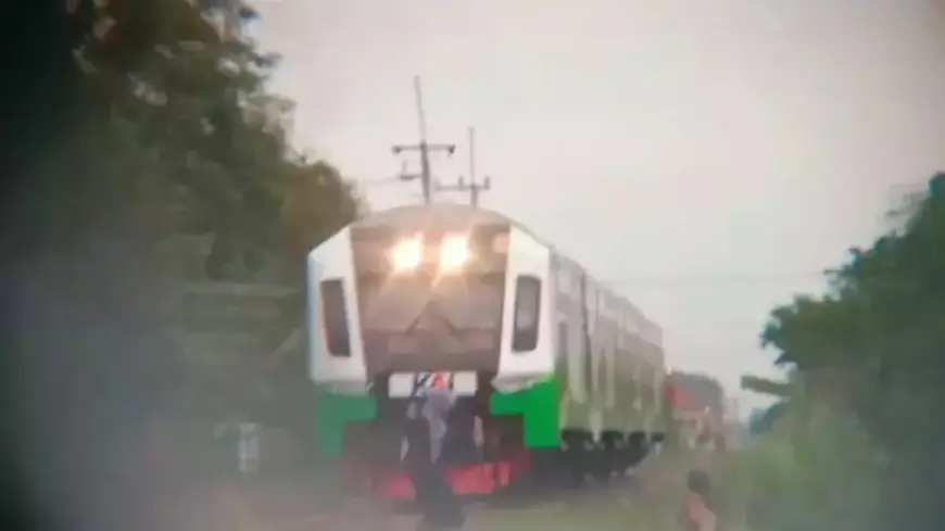 Aksi Nekat Anak Hadang KA Commuter Jenggala di Sidoarjo Viral, KAI Turun Tangan
