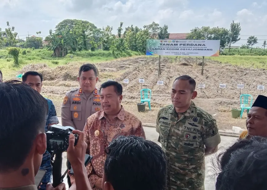 Dukung Swasembada Gula, Pemkab Jombang dan TNI Tanam Perdana Bongkar Ratoon di Lahan Kodim