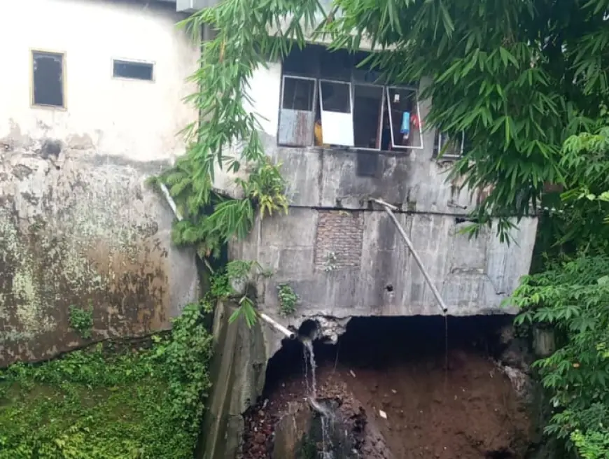 Tembok Penahan Rumah Makan Ayam Pemuda di Bondowoso Longsor