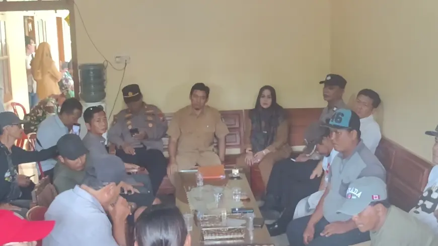 Warga Desa Tiron Kediri Geruduk Balai Desa, Tuntut Transparansi Tukar Guling Tanah Kas Desa