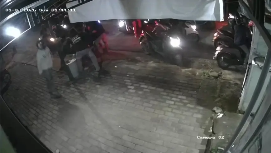 Bringas! Gangster di Gresik Bawa Sajam Keroyok dan Rampas Handphone Warga