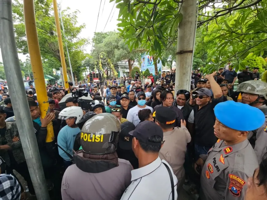Dua Kelompok Gelar Aksi Terkait Seleksi Direktur Utama Perumdam Tirta Argopuro Probolinggo