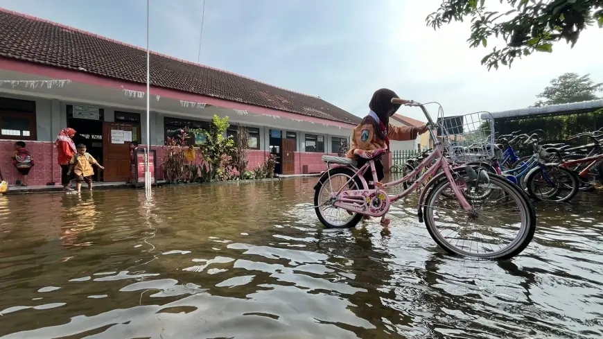 Hari Pertama Sekolah di Sidoarjo Dikepung Banjir, Siswa Terpaksa Belajar Bergilir
