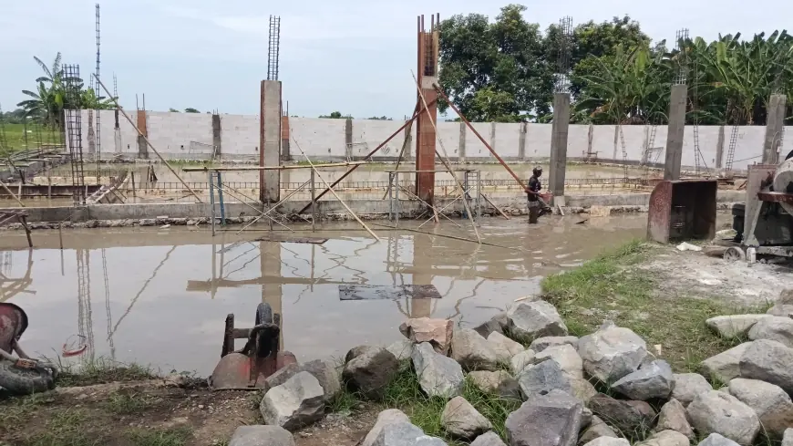 Proyek KDMP Jekek Nganjuk Dikeluhkan, Lokasi Rawan Banjir, Pekerja Kesulitan Garap Fondasi