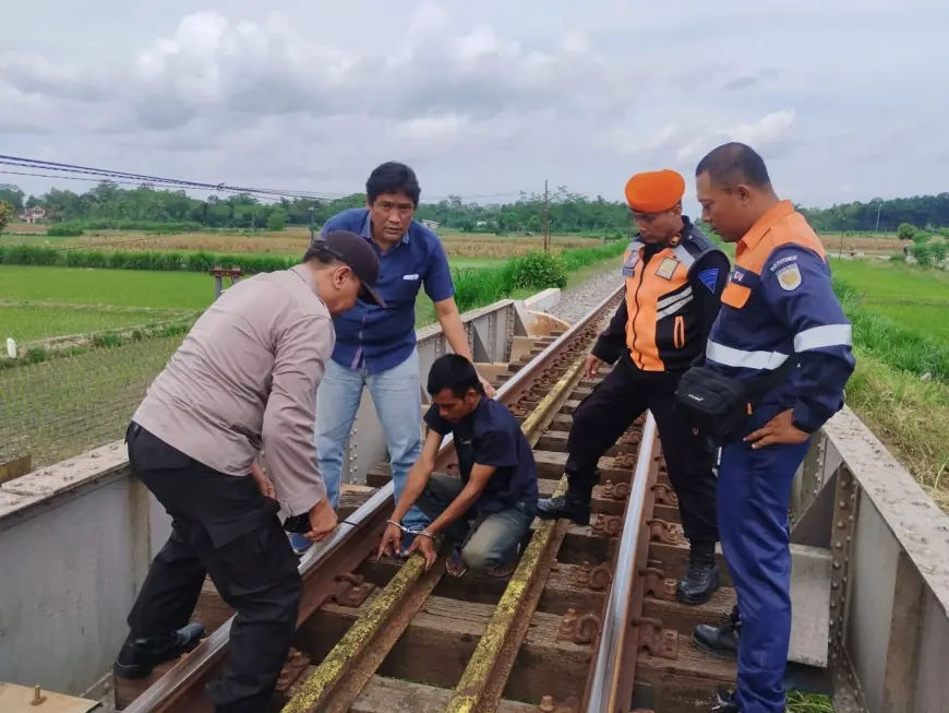 Polisi Ringkus Pencuri Baut Rel di Blitar, Satu Pelaku Buron