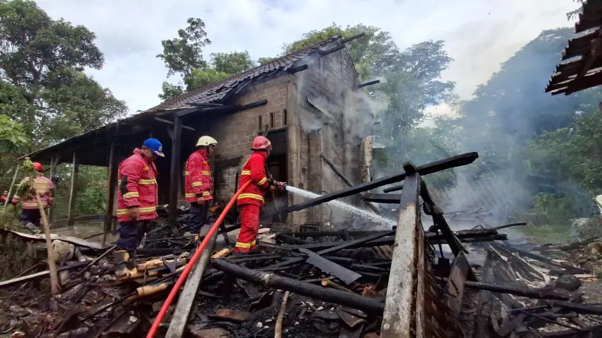 Ditinggal ke Rumah Tetangga saat Merebus Air, Rumah Lansia di Tulungagung Hangus Terbakar