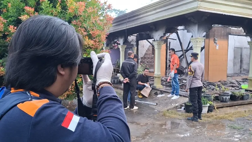 Olah TKP Pembakaran Rumah di Tulungagung, Polisi Temukan Botol BBM serta Ceceran Darah