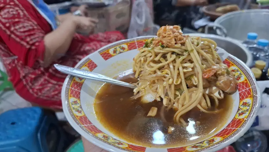 Lontong Mie, Kuliner Tradisional Pasar Gresik yang Tak Pernah Sepi Peminat