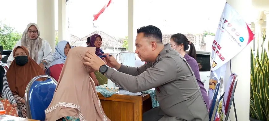 Satbrimob Watukosek Gelar Pengobatan Gratis di Desa Winong Pasuruan