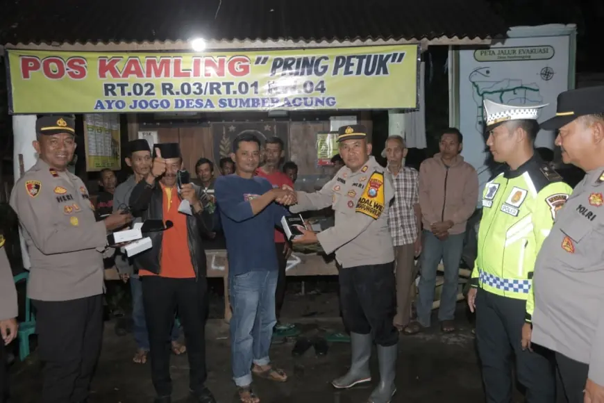Poskamling di Wilayah Perbatasan dan Pesisir Blitar Selatan Terima Sarana Komunikasi