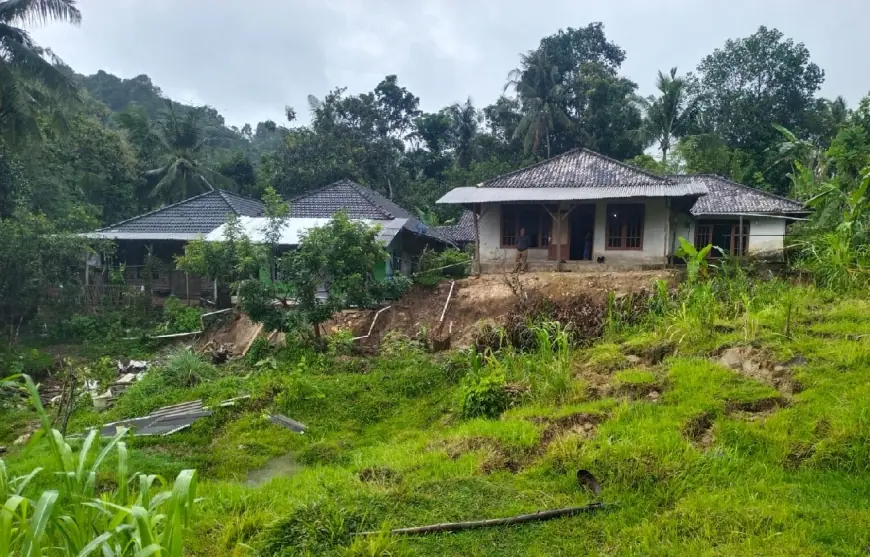 Longsor Kembali Terjang Kepulauan Bawean Gresik, Enam Rumah Rusak