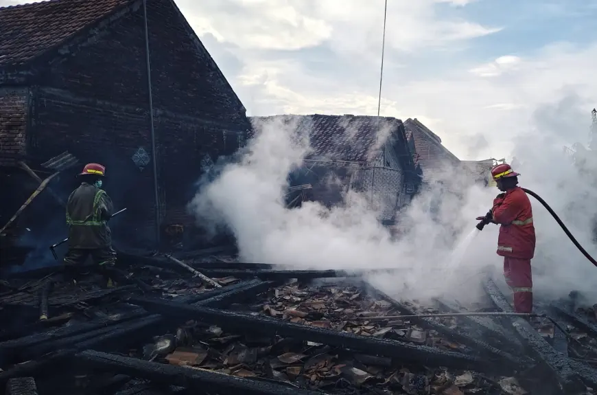 Kebakaran Hanguskan Rumah dan Gudang di Jombang, Kerugian Capai Ratusan Juta Rupiah