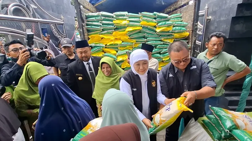 Warga Gresik Serbu Pasar Murah yang Digelar Pemprov Jatim