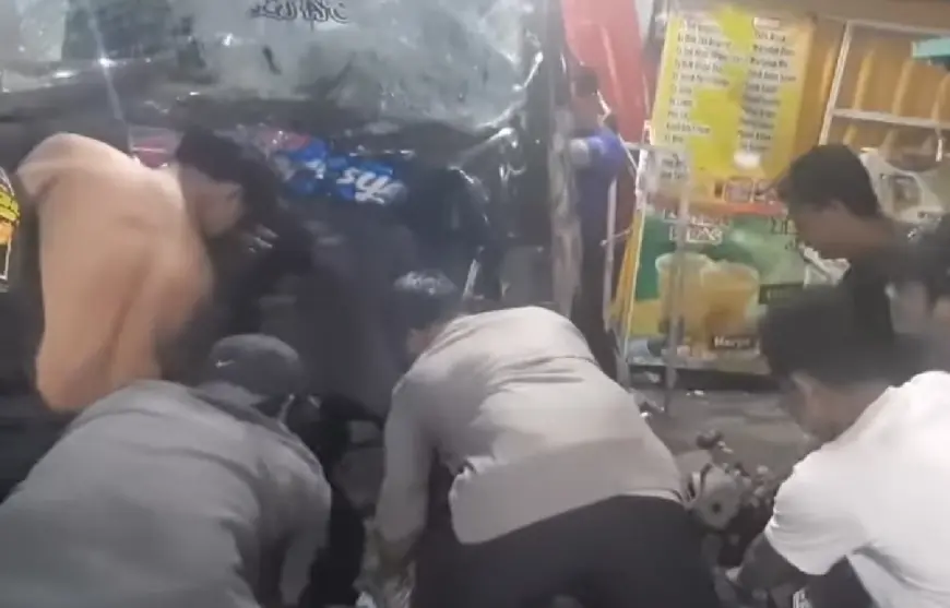 Mobil Pikap Tabrak Pemotor dan Sruduk Toko di Gresik, Satu Orang Tewas