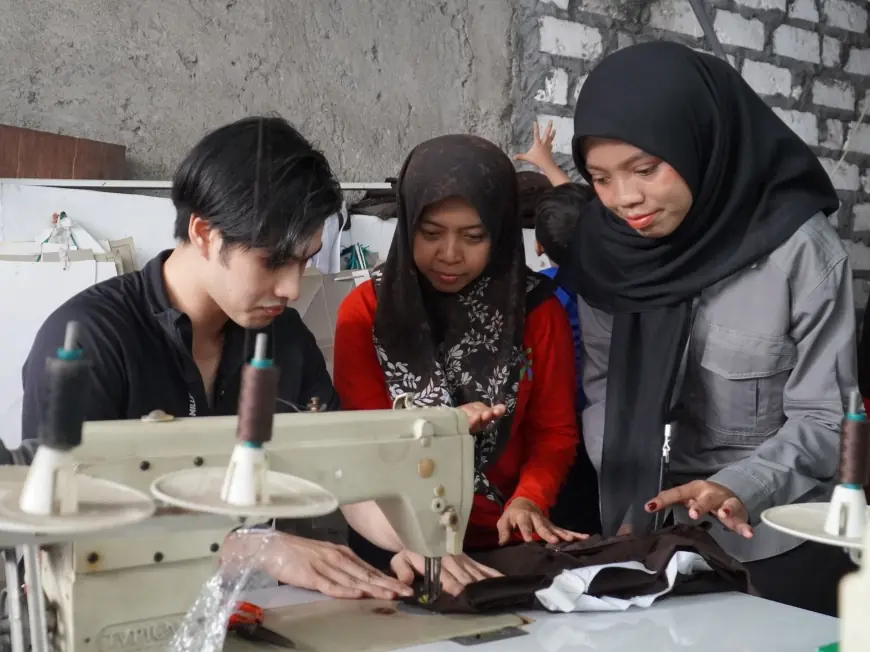Mahasiswa Singapura Dorong Pengentasan Kemiskinan Lewat Teknologi di Koperasi Surabaya
