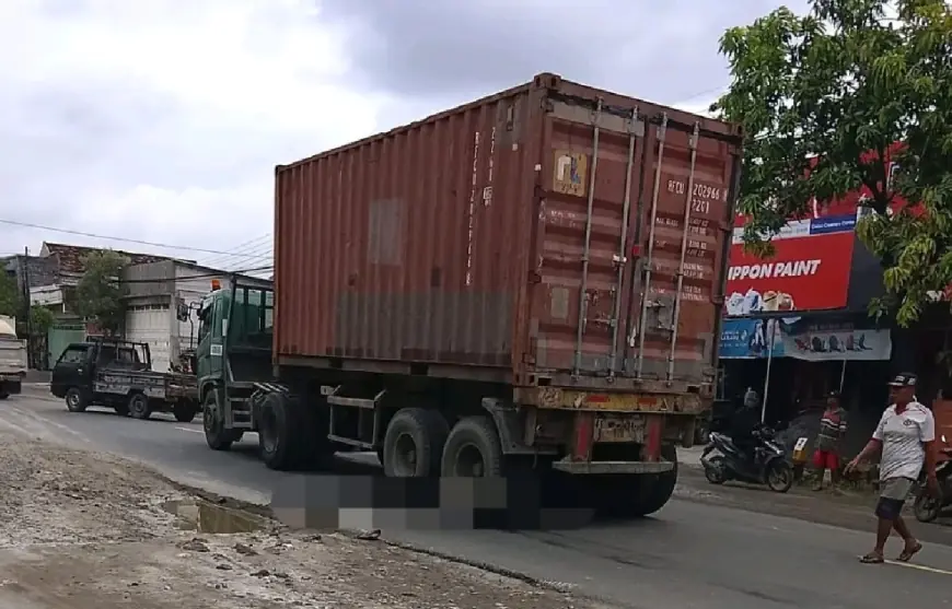 Gagal Naik Badan Jalan, Pasutri di Gresik Masuk Kolong Truk Trailer, 1 Orang Tewas