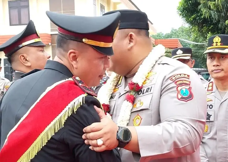 Di Bawah Rintik Hujan, Kapolres Pasuruan Berganti dalam Suasana Penuh Emosional