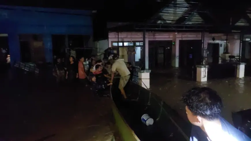 Banjir Terparah di Pesisir Probolinggo: Warga Gotong Royong Selamatkan Lansia dan Anak