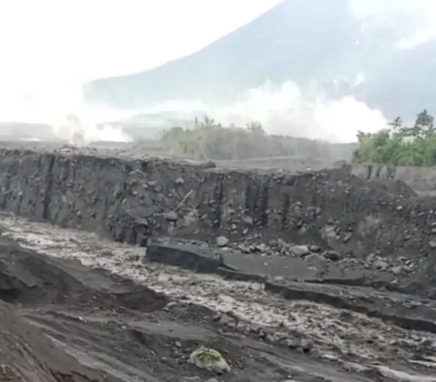 Hujan Deras di Puncak Gunung Semeru, Masyarakat Diminta Waspada Banjir Lahar