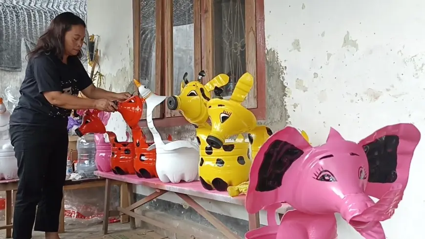 Dari Limbah Jadi Rupiah, Warga Tulungagung Produksi Pot Karakter dari Galon Bekas