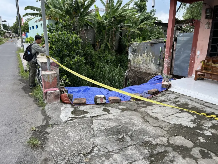 Talud Sungai Ambrol di Sananwetan Blitar, Rumah Warga Terancam dan Jembatan Ditutup