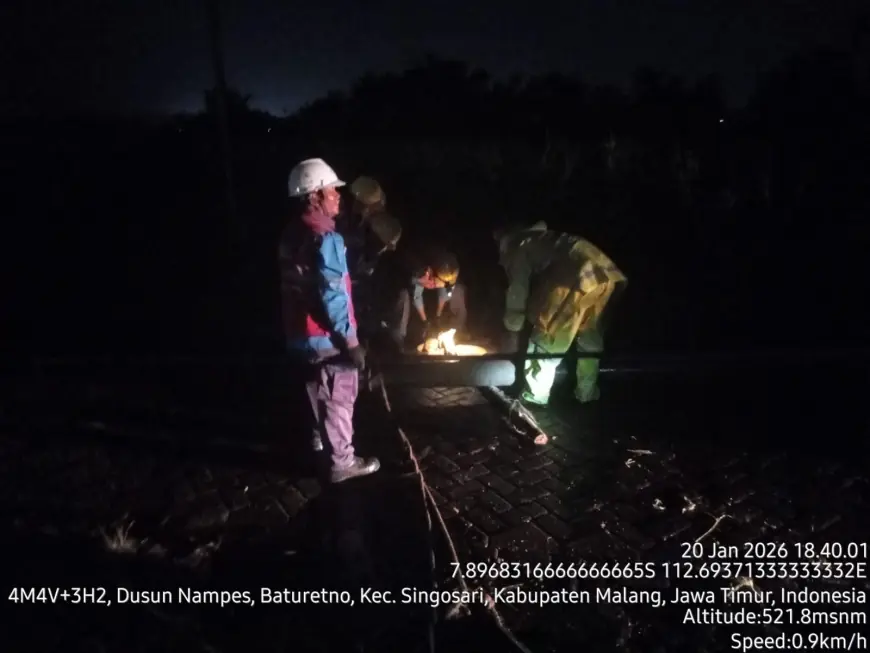 Pohon Raksasa Tumbang Tutup Akses Ponpes PIQ Singosari Malang