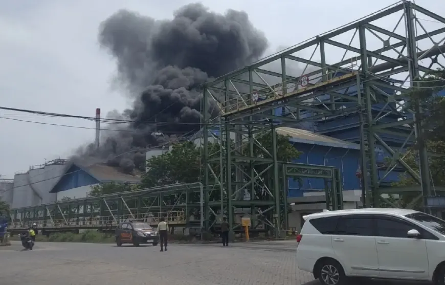 Pipa Bocor Picu Ledakan di Kawasan Industri Maspion Gresik, Pabrik Minyak Goreng Terbakar