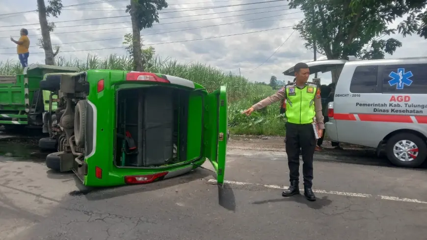 Minibus Rombongan Santri Terguling dan Tabrak Truk Parkir di Tulungagung, Sopir Luka Berat