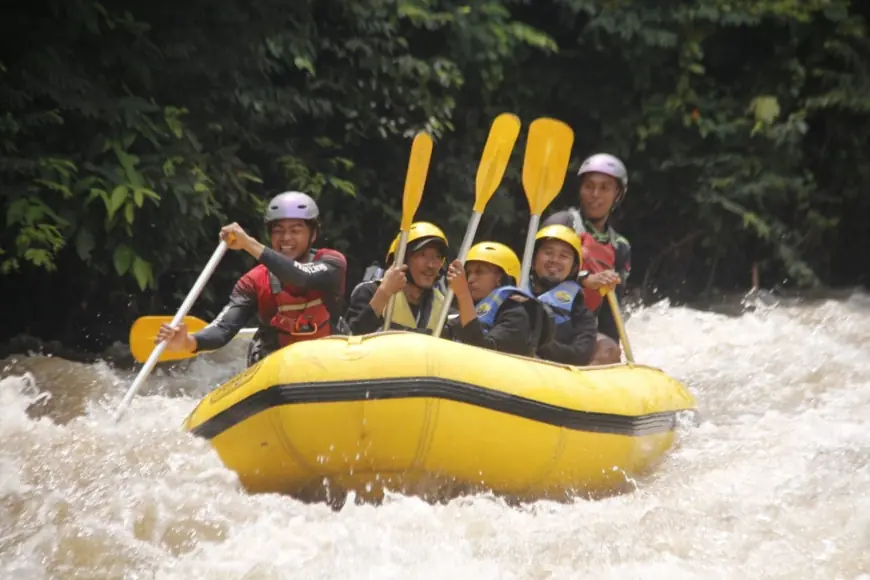 Meski Banjir Melanda, Pekalen Rafting Probolinggo Tetap Ramai di Musim Hujan