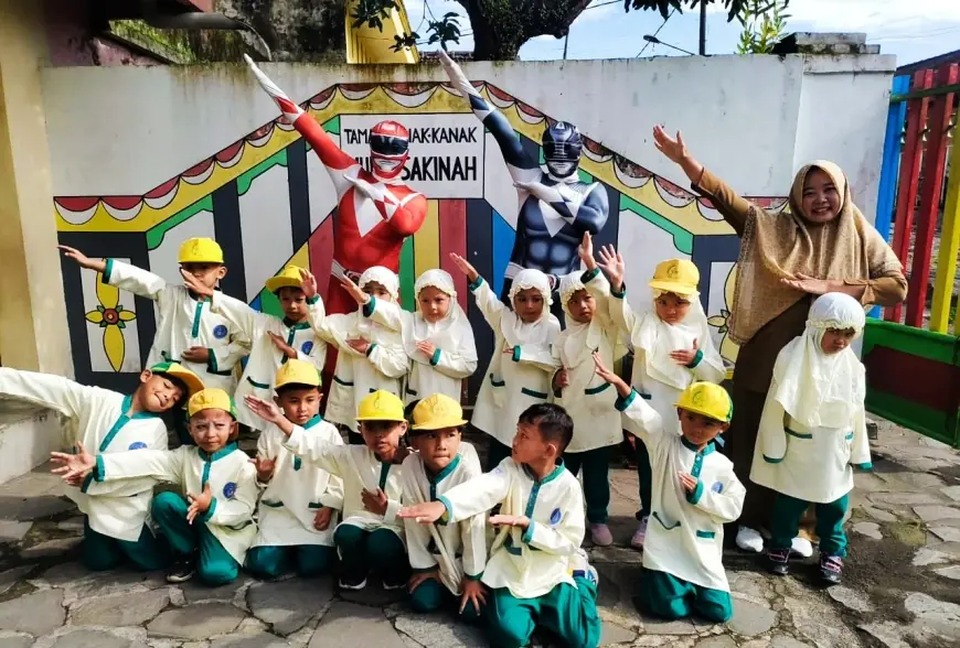 Strategi Kreatif SPPG di Jember, Hadirkan Power Rangers Antar MBG di Sekolah